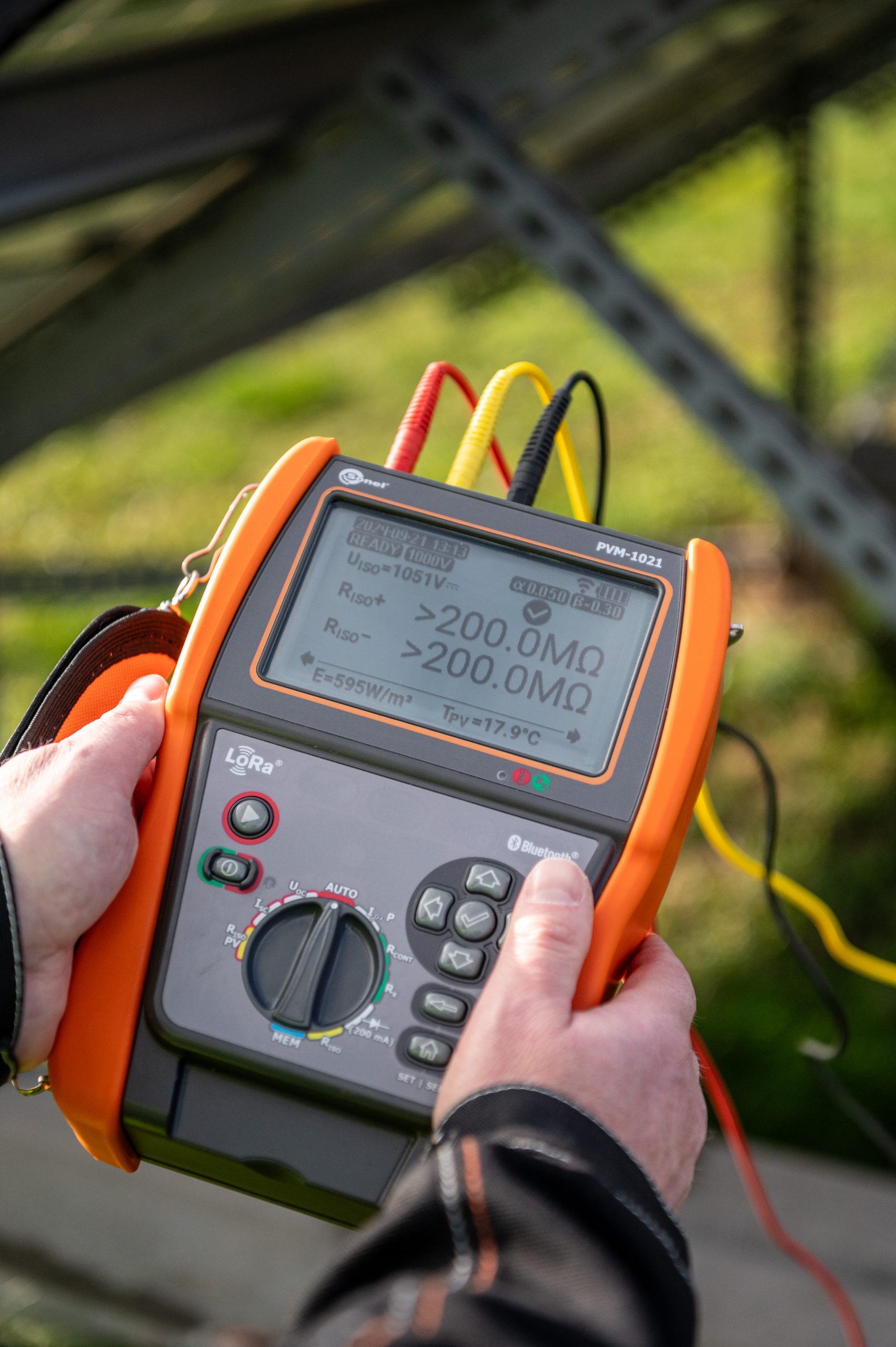 Mediciones de la seguridad de la planta fotovoltaica realizadas con el medidor Sonel PVM-1021 Pro